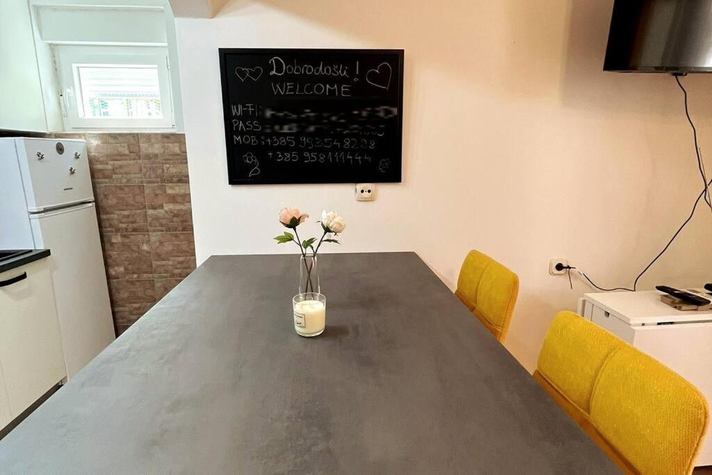 Lijepo Ureden Stan U Centru Grada Apartment Knin Ngoại thất bức ảnh