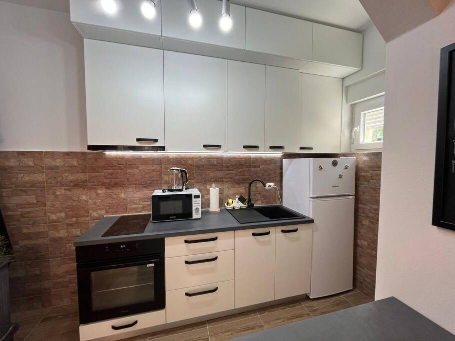 Lijepo Ureden Stan U Centru Grada Apartment Knin Ngoại thất bức ảnh
