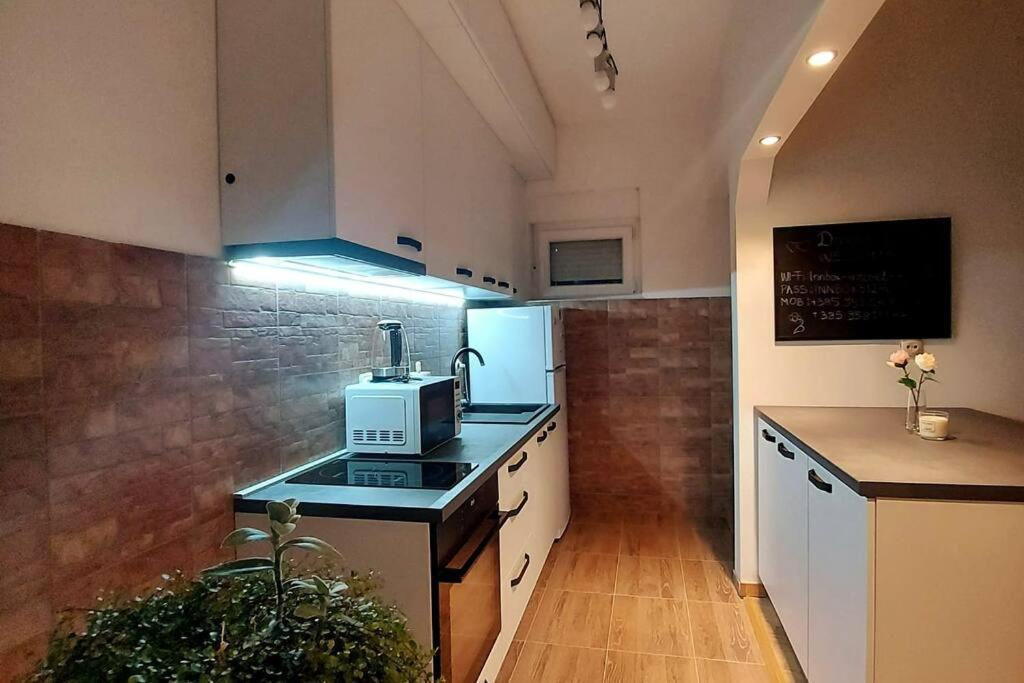 Lijepo Ureden Stan U Centru Grada Apartment Knin Ngoại thất bức ảnh