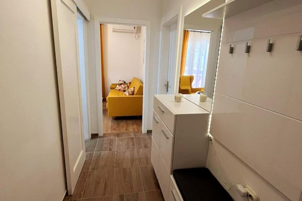 Lijepo Ureden Stan U Centru Grada Apartment Knin Ngoại thất bức ảnh